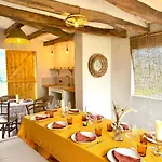 Masia Aubareda Bed & Breakfast