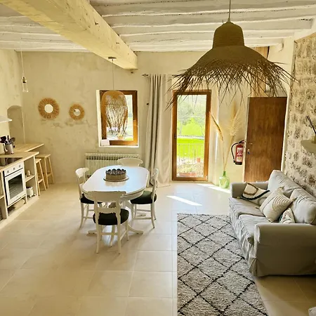 Masia Aubareda Bed & Breakfast