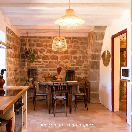 Masia Aubareda Bed & Breakfast